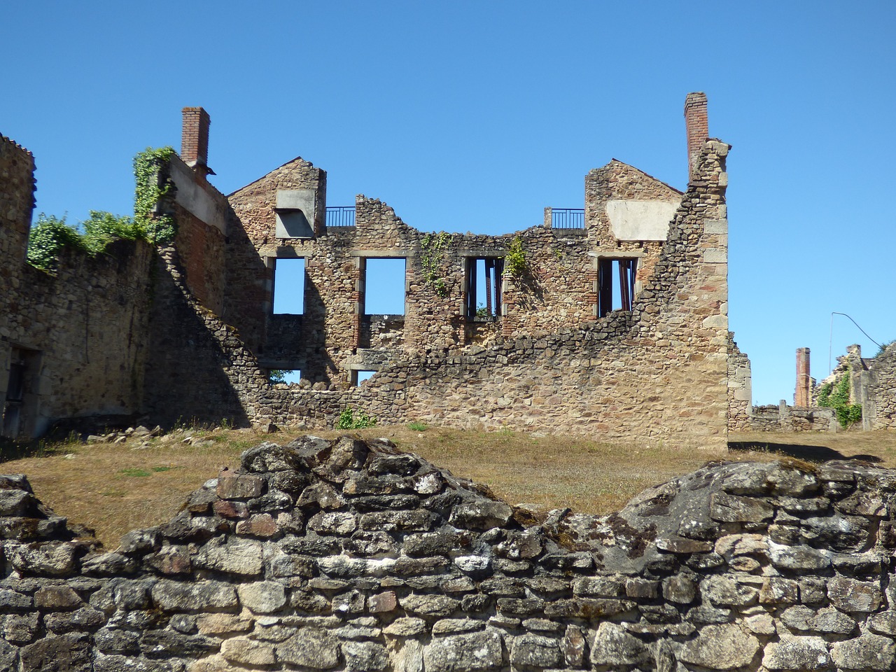 Oradour-Sur-Glane, Karas, Sunaikinta, Kaimas, Sunaikinimas, Sugadinti, Paminklas, Limuzinas, Paminklas, Oradour Sur Glane