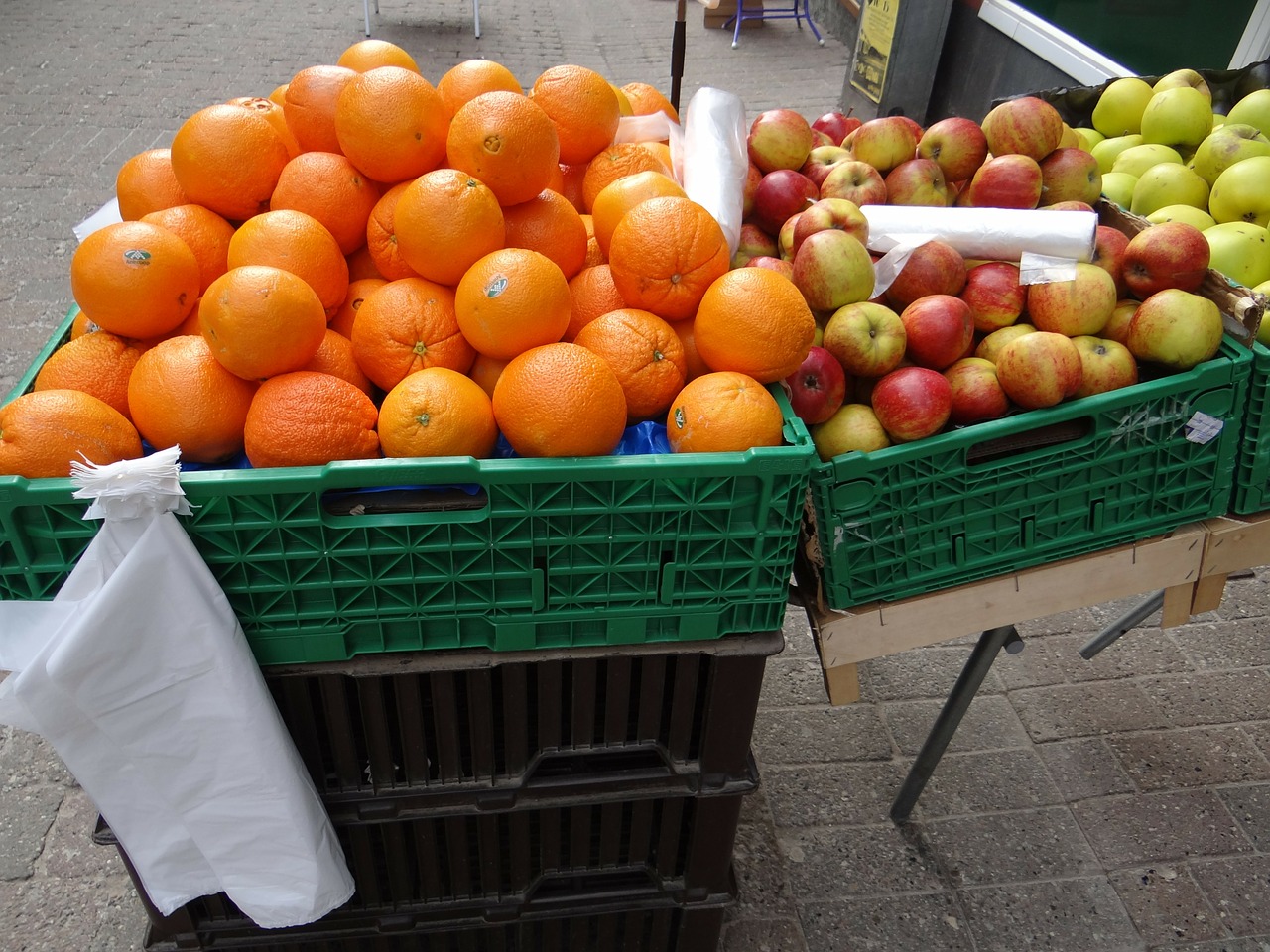 Apelsinai, Obuoliai, Vaisiai, Greengrocer, Vaisių Dėžutės, Lauke, Plastikiniai Maišeliai, Vaisių Krepšiai, Pardavimai, Pirkimas