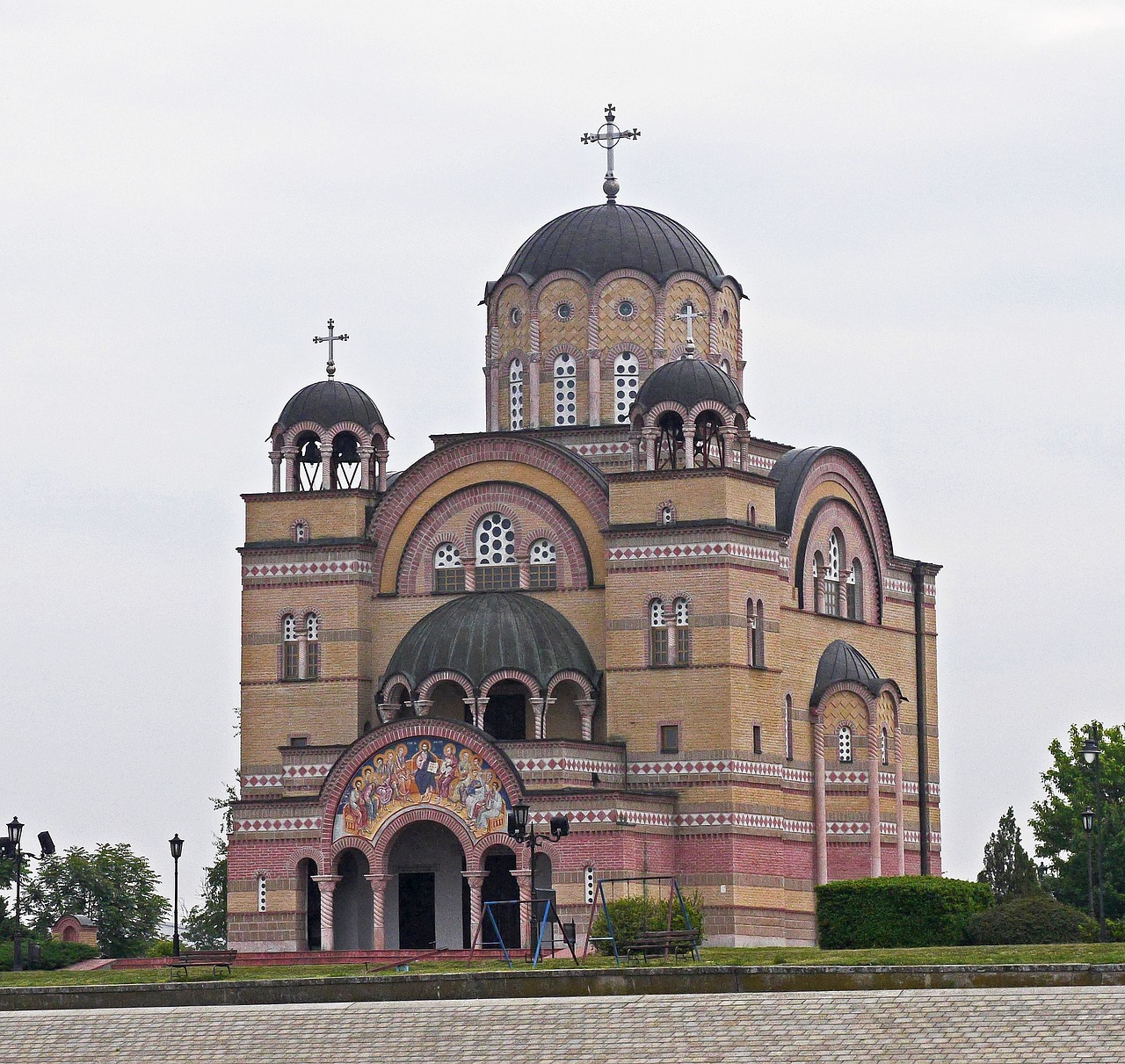 Ortodoksų Bažnyčia, Serbija, Apatin, Danube Banko, Pasienio Teritorija, Plytų Pastatas, Ornately, Piktogramos, Šventųjų Apaštalų Bažnyčia, Serbų Ortodoksas
