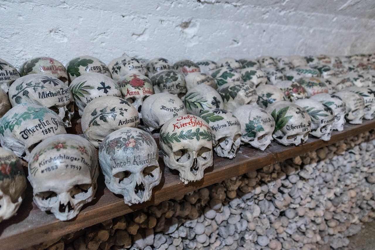 Ossuary, Kaulas, Kaukolės Kaulai, Hallstadt, Galva, Kaukolė, Kaulai, Kaukolė Ir Skersmens Kaulai, Charnel Namas, Nemokamos Nuotraukos