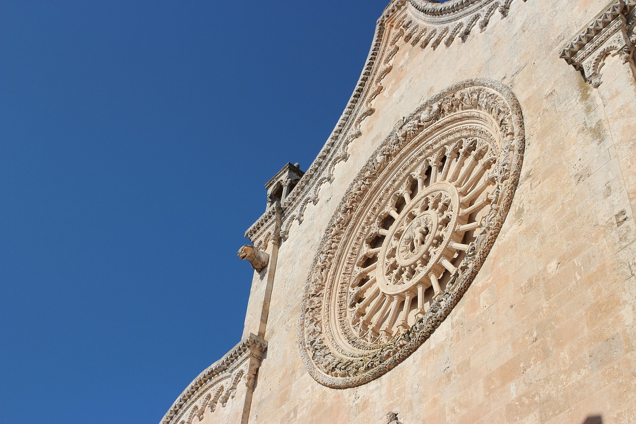 Ostuni, Katedra, Rožių Langas, Bažnyčia, Paminklas, Architektūra, Sakralinė Architektūra, Pastatas, Akmenys, Dangus