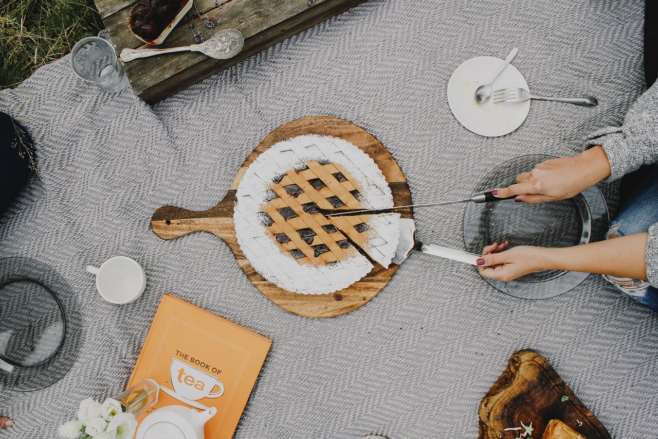 Lauke, Kempingas, Plokštė, Indai, Šaukštas, Šakutė, Audinys, Arbata, Knyga, Gėlė