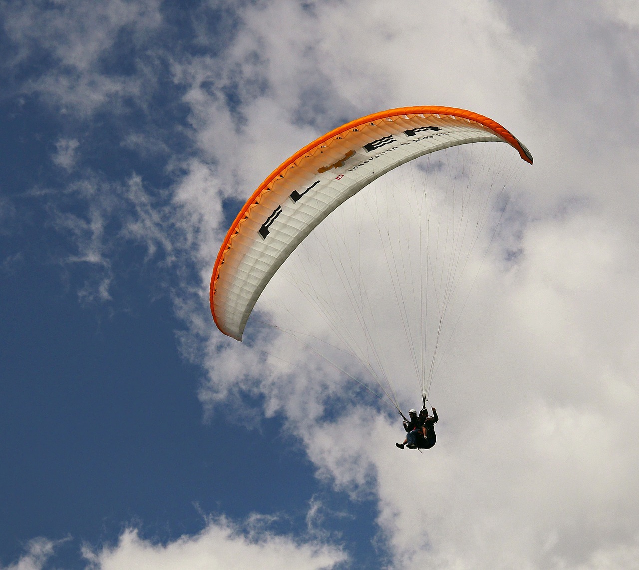 Paragleris, Tandeminis Skrydis, Paragliding, Debesys, Dvigubas Šuolis, Paukščio Skrydžio Vaizdas, Šveicarija, Engadin, Vasara, Tandeminis Šuolis