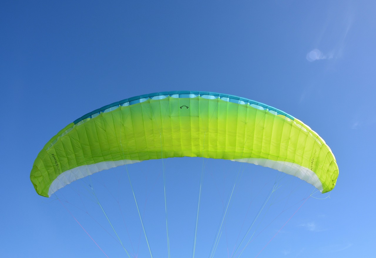 Paragliderio Sparnas,  Užuolaidos Geltona Žalia,  Paragliding Jody,  Mėlynas Dangus,  Buriuotojo Ištemptas,  Sparnas Pasiruošęs Skristi,  Paragliding,  Lauke,  Sportas,  Be Honoraro Mokesčio