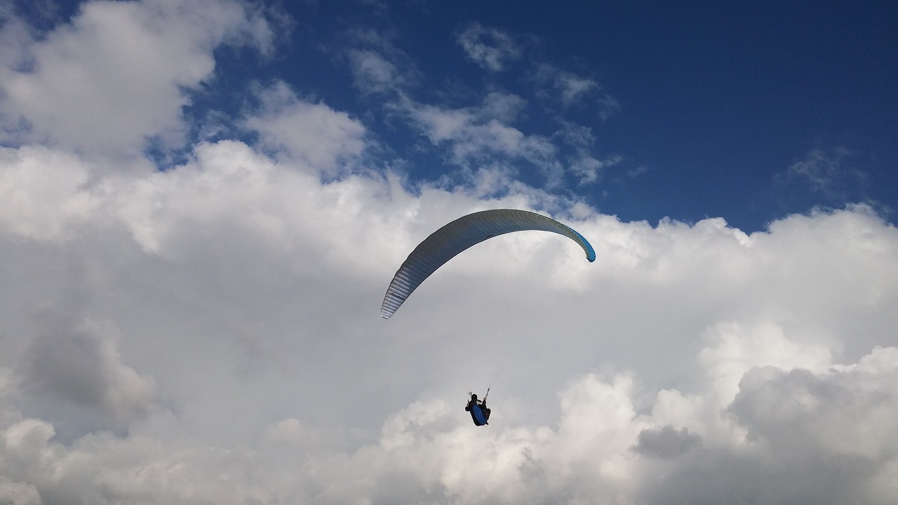 Paragliding, Debesys, Papludimys, Adrenalinas, Skraidantis, Lauke, Aukštas, Linksma, Džiaugsmas, Nemokamos Nuotraukos