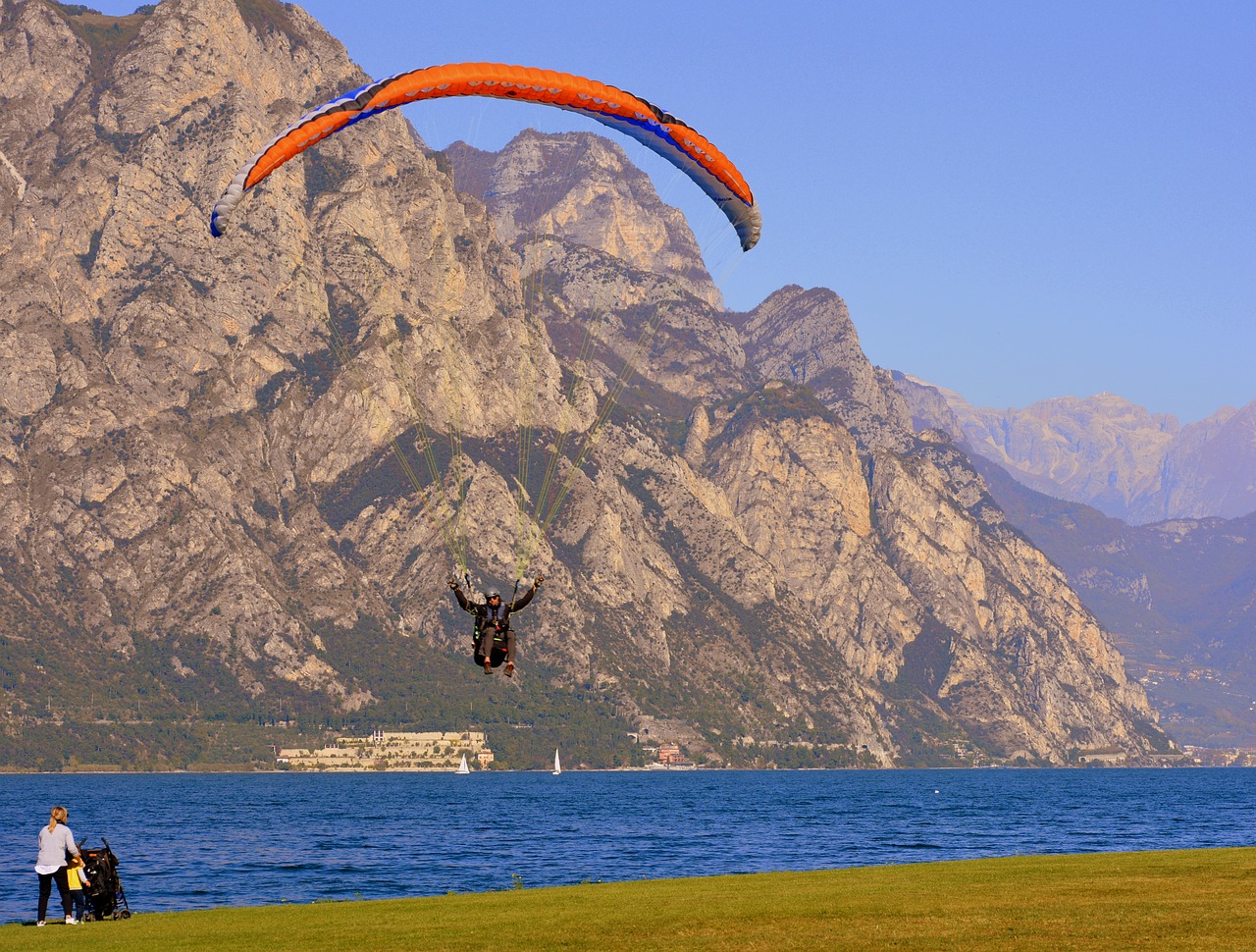 Paragliding, Nusileidimas, Prato, Ežeras, Skristi, Sportas, Dangus, Kalnas, Garda, Italy