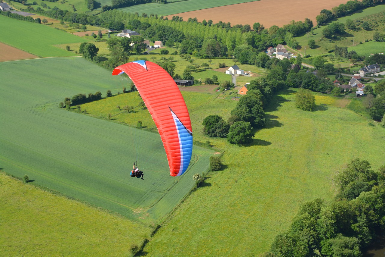 Parasparnių,  Parasparnių Bis Vietą,  Skrydžių Paragliding,  Krikštas Paragliding,  Nemokama Skrydžių,  Panoraminis Vaizdas,  Parasparniai,  Buriavimo Raudona Mėlyna Balta,  Red Wing Mėlyna Balta,  Natūralus Kraštovaizdis