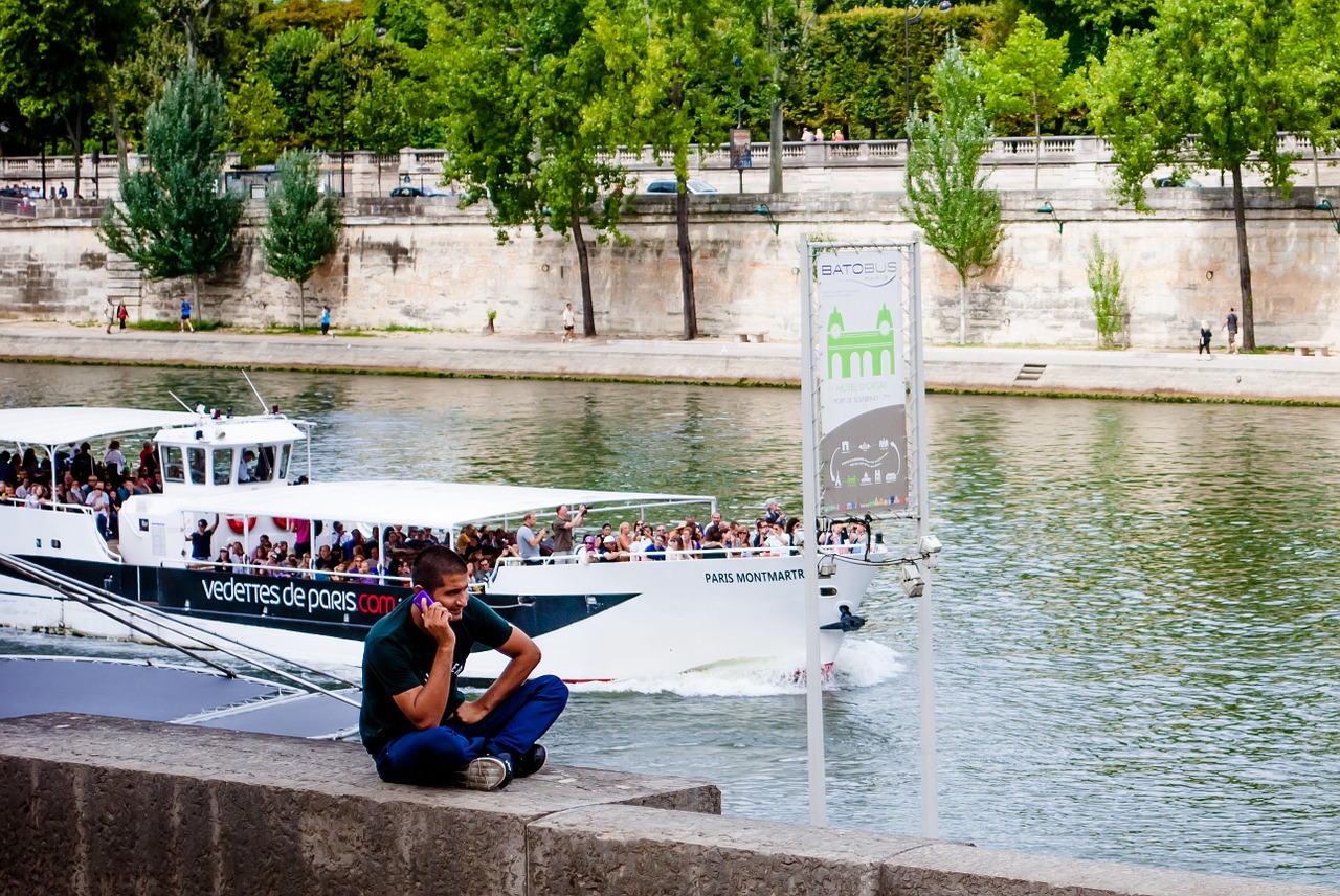 Paris, Turizmas, Upė Seine, Vyras, Mobilusis Telefonas, Nemokamos Nuotraukos,  Nemokama Licenzija