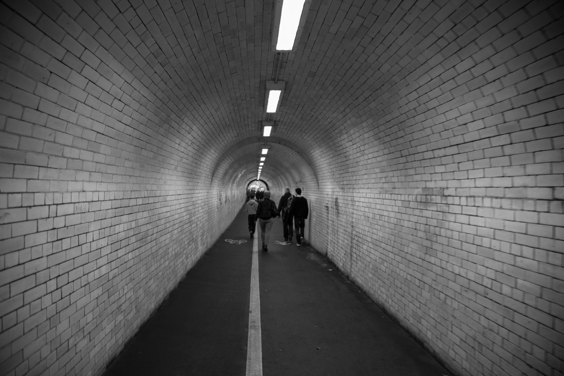 Tunelis,  Praėjimas,  Mįslingas,  Apšviestas,  Koridorius,  Šviesa,  Žmonės,  Vaikščioti,  Siena,  Baisu