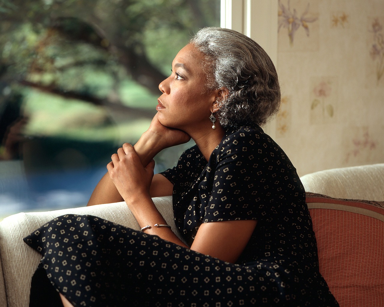 Pensive Female, Moteris, Langas, Žvilgsnis, Asmuo, Sąmoningas, Mąstymas, Apmąstyti, Įdomu, Kontempliacija