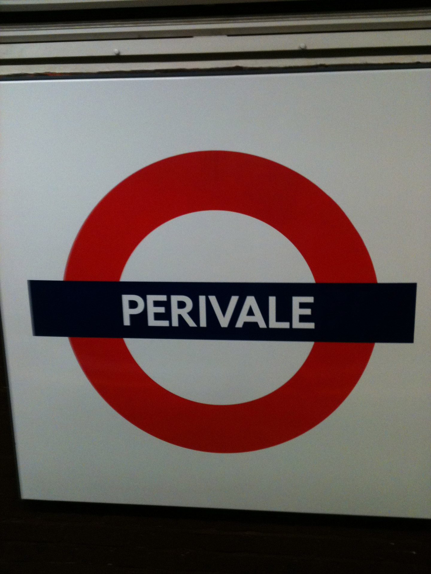 Po Žeme,  Londonas,  Perivale,  Perivale Metro Stoties Ženklas, Nemokamos Nuotraukos,  Nemokama Licenzija