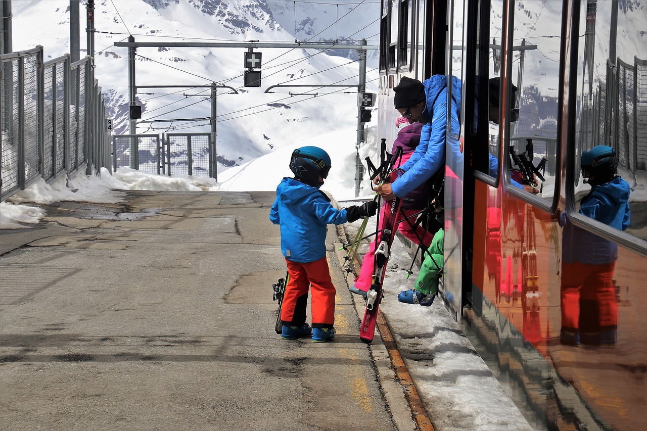 Peron,  Zermatt,  Transportas,  Geležinkelio,  Vaikas,  Kelionė,  Slides,  Traukinių Stotis,  Greitis,  Alpės