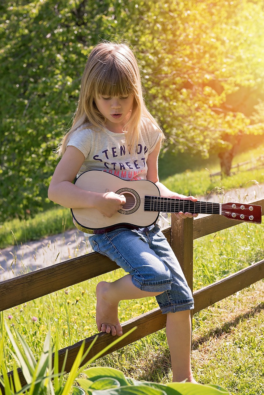 Asmuo, Žmogus, Vaikas, Mergaitė, Gitara, Muzika, Out, Gamta, Nemokamos Nuotraukos,  Nemokama Licenzija