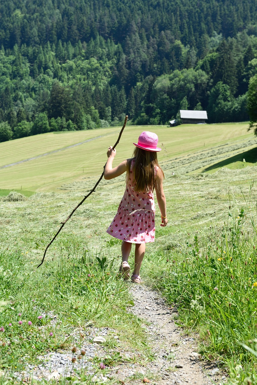 Asmuo,  Žmogus,  Vaikas,  Mergaitė,  Vaikščioti,  Žygiai,  Lazda Ir Skrybėlė,  Gamtos Takas,  Pieva,  Šienas