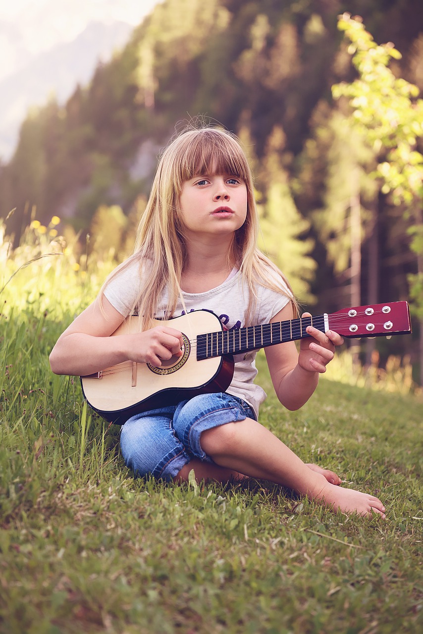 Asmuo,  Žmogus,  Vaikas,  Mergaitė,  Blondinė,  Gitara,  Muzika,  Groti Gitara,  Out,  Gamta