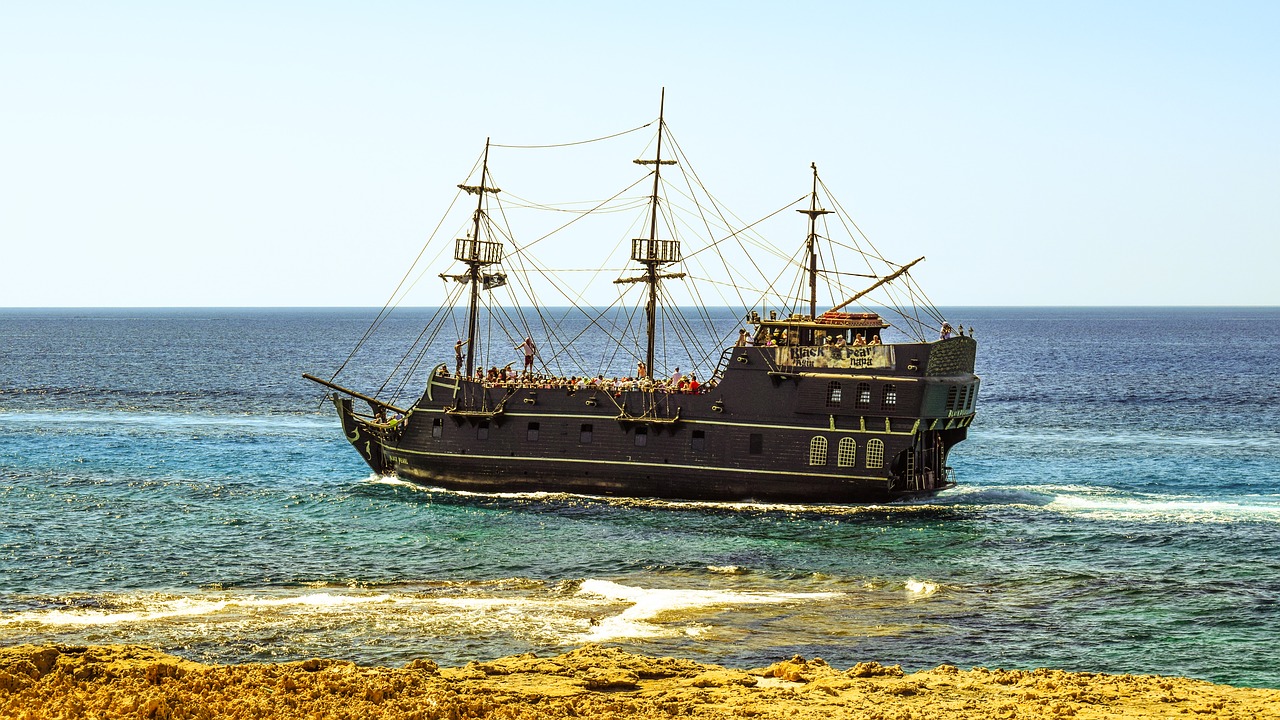 Piratų Laivas, Juodas Perlas, Burlaivis, Vintage, Jūra, Uolos Pakrantė, Bangos, Kruizinis Laivas, Ayia Napa, Kipras