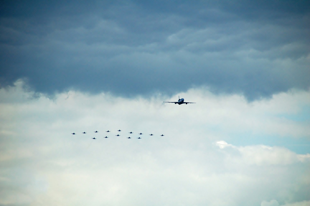 Полет самолета слушать. Самолеты Туполева в небе. Фото истребителя в небе черно белое. Фото среднего полета самолеты. Картинка виды облаков летательные аппараты.