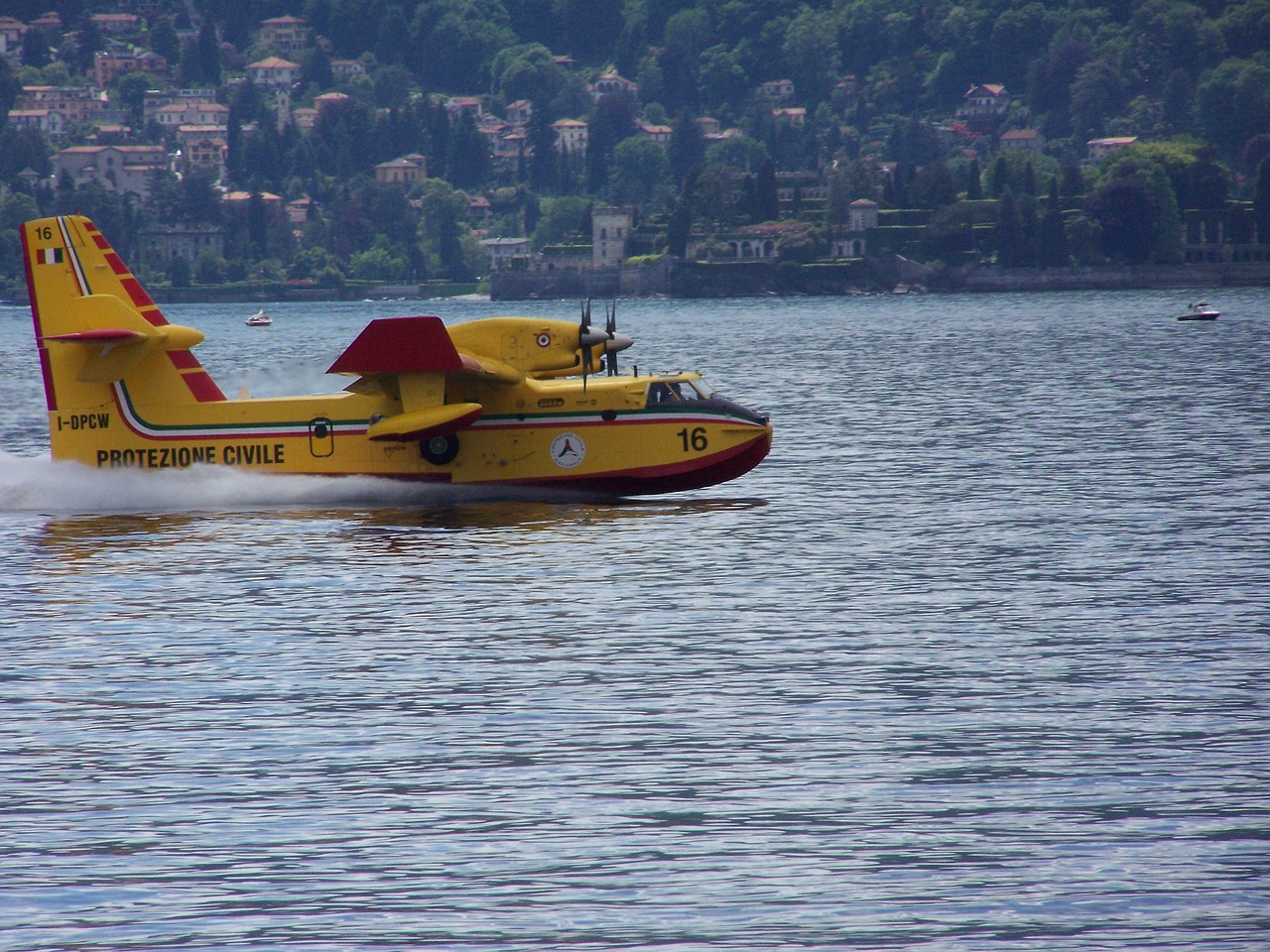 Plokštuma,  Ežeras,  Canadair,  Ala,  Propeleris,  Ugnis,  Italijos Oro, Nemokamos Nuotraukos,  Nemokama Licenzija