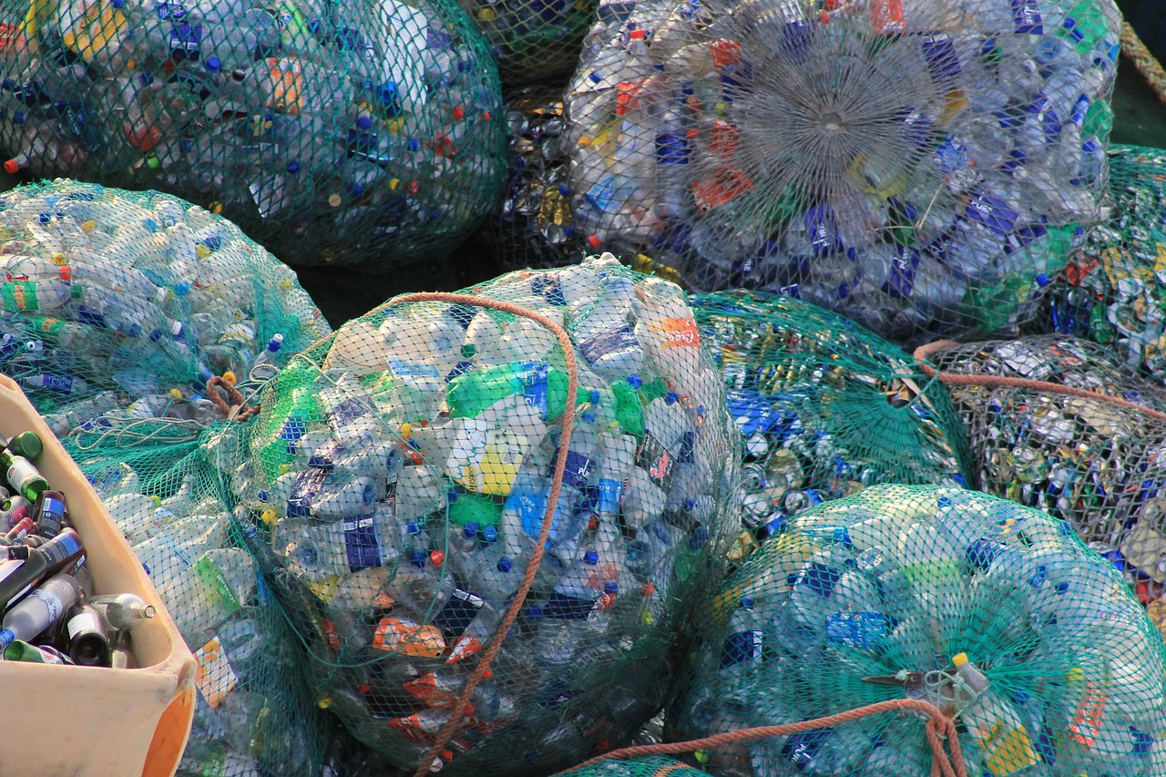 Plastmasinis, Buteliai, Šiukšlių, Tinklas, Spalvinga, Aplinkos Apsauga, Plastikiniai Buteliai, Šiukšlių Kolekcija, Šiukšliadėžė, Grandinė