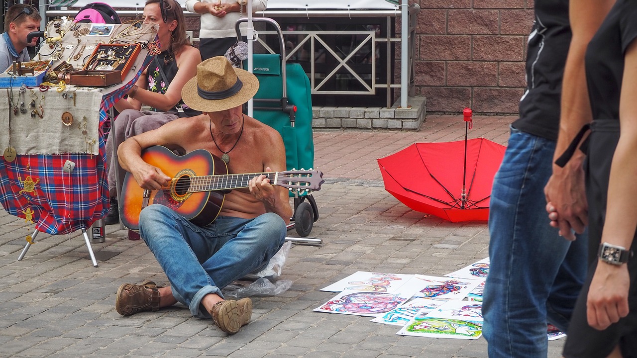 Groti Gitara,  Vyras,  Sėdi Ant Šaligatvio,  Suvenyrų Pardavimas, Nemokamos Nuotraukos,  Nemokama Licenzija