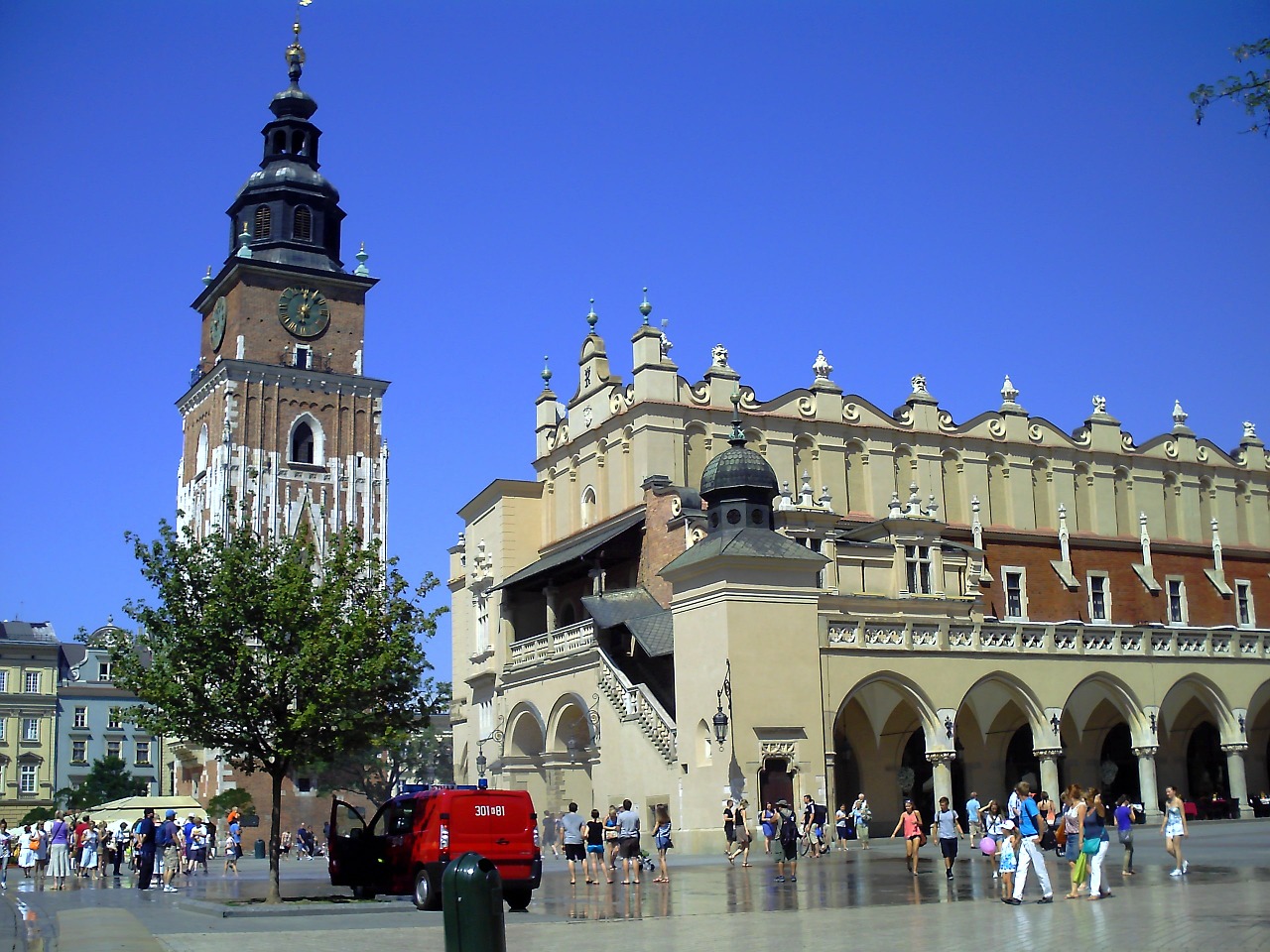 Lenkija, Kraków, Senamiestis, Parduotuvė, Paminklas, Bažnyčia, Bokštas, Drabužių Salonas Sukiennice, Mėlynas Dangus, Architektūra