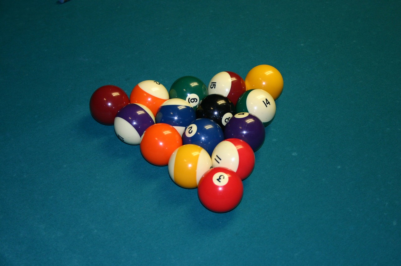 Игра с мячом в бассейне 9. Бильярдный шар. Pool Ball. Цифра 8 на бильярдном шаре. Игра с мячом на столе.