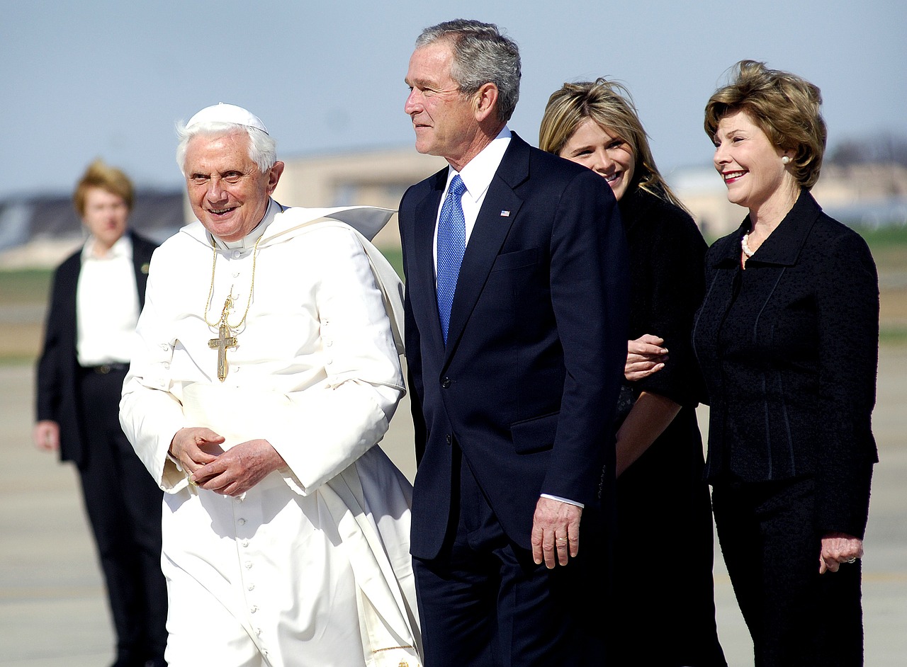 Popiežius Benediktas Xvi, Prezidentas George Bush, Laura Krūmas, Andrews Afb, Maryland, Lauke, Iš Arti, Žinomas, Žinomas, Nemokamos Nuotraukos