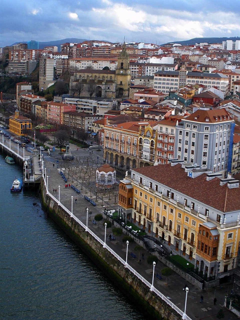 Portugalete, Ispanija, Miestas, Upė, Vanduo, Pastatai, Panorama, Kalnai, Dangus, Debesys