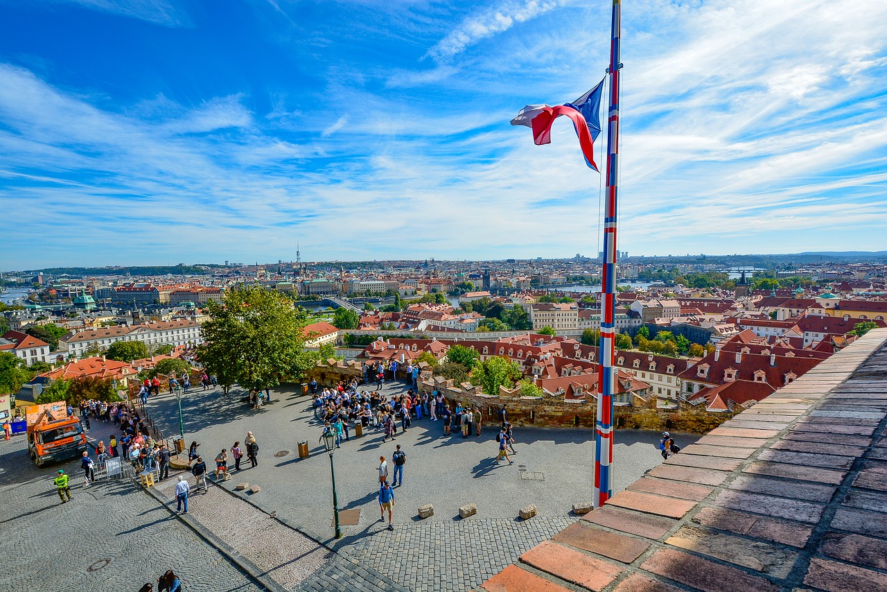 Prague, Vėliava, Vaizdas, Pilis, Dangus, Čekų, Respublika, Miesto Panorama, Flagpole, Kelionė