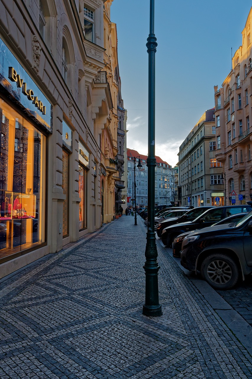 Prague,  Gatvė,  Bvlgari,  Automobiliai,  Automobilis,  Stulpelis,  Pastatas,  Miestas,  Namai,  Šešėliai