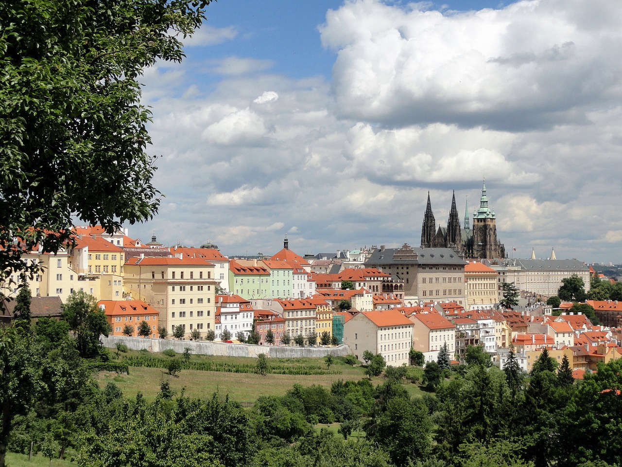Prague, Čekijos Respublika, Miestas, Pastatai, Architektūra, Dangus, Debesys, Medžiai, Lauke, Vasara