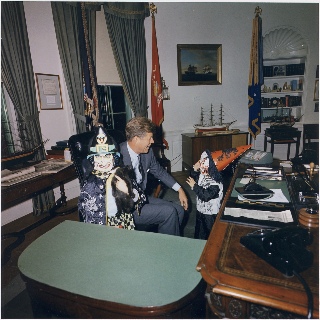 Prezidentas John F Kennedy, Baltas Namas, Ovalus Biuras, Žinomas, Žinomas, Vaikai, Halloween, Juokiasi, 1963, Sūnus
