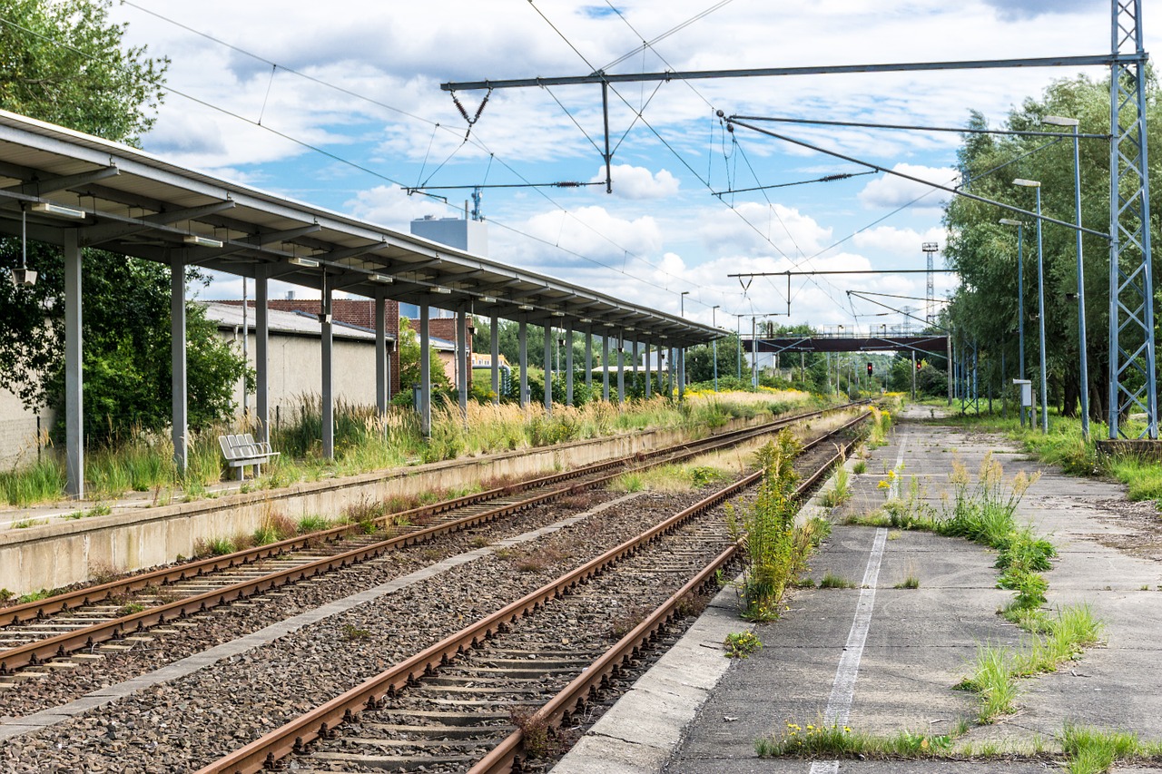 Traukinių Stotis, Atrodė, Platforma, Trasa, Geležinkelis, Geležinkelio Bėgiai, Geležinkelių Transportas, Debesys, Zugfahrt, Geležinkelio Bėgiai