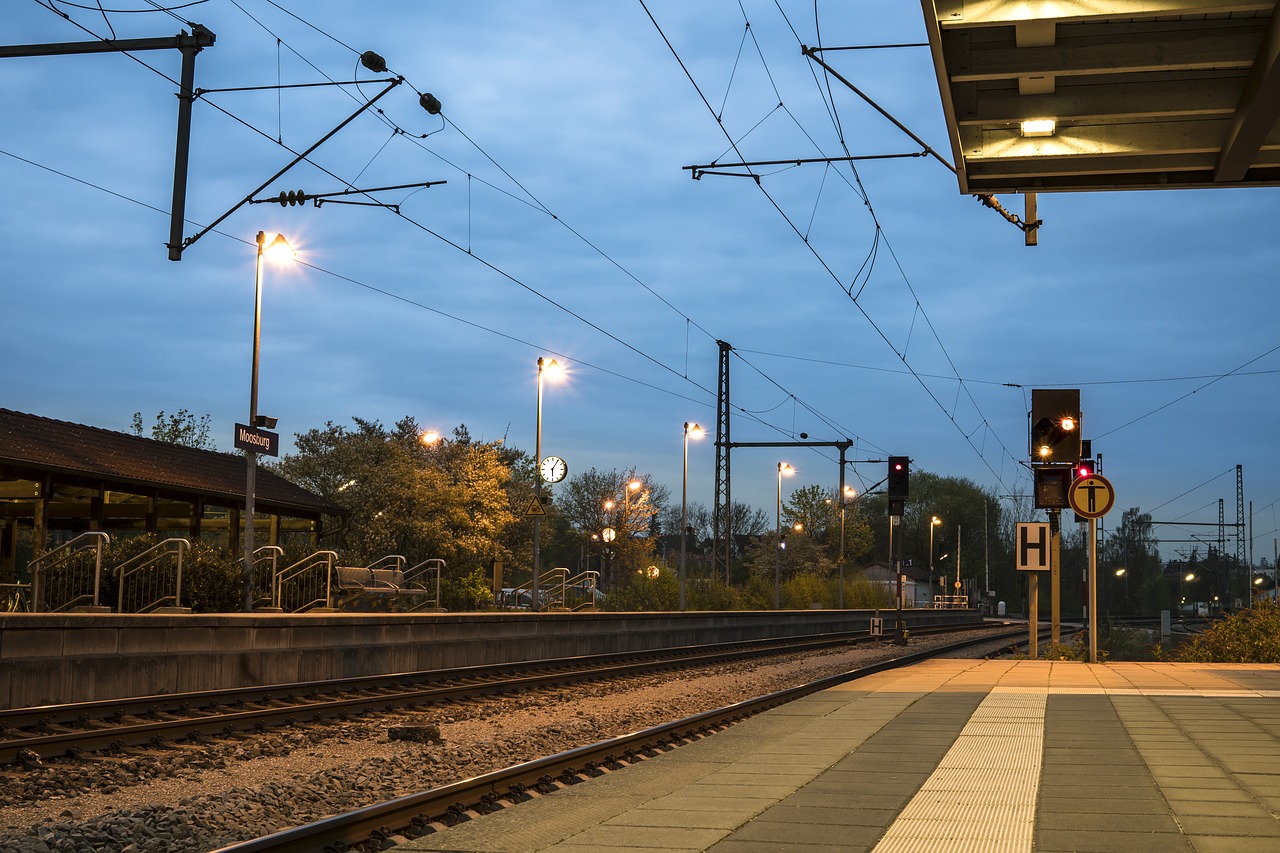 Traukinių Stotis, Rytas, Laikrodis, Laikrodžio Veidas, Gleise, Platforma, Atrodė, Geležinkelis, Geležinkelių Transportas, Geležinkelio Bėgiai