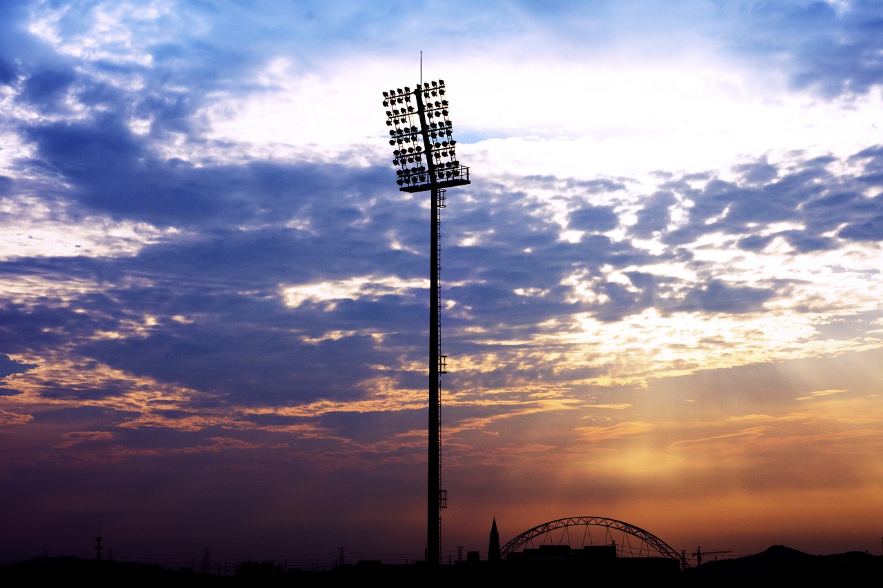 Lietus, Šventoji Šviesa, Kraštovaizdis, Dangus, Saulės Spinduliai, Stadiono Žibintai, Profilis, Švyturys, Šviesos Projektorius, Nemokamos Nuotraukos