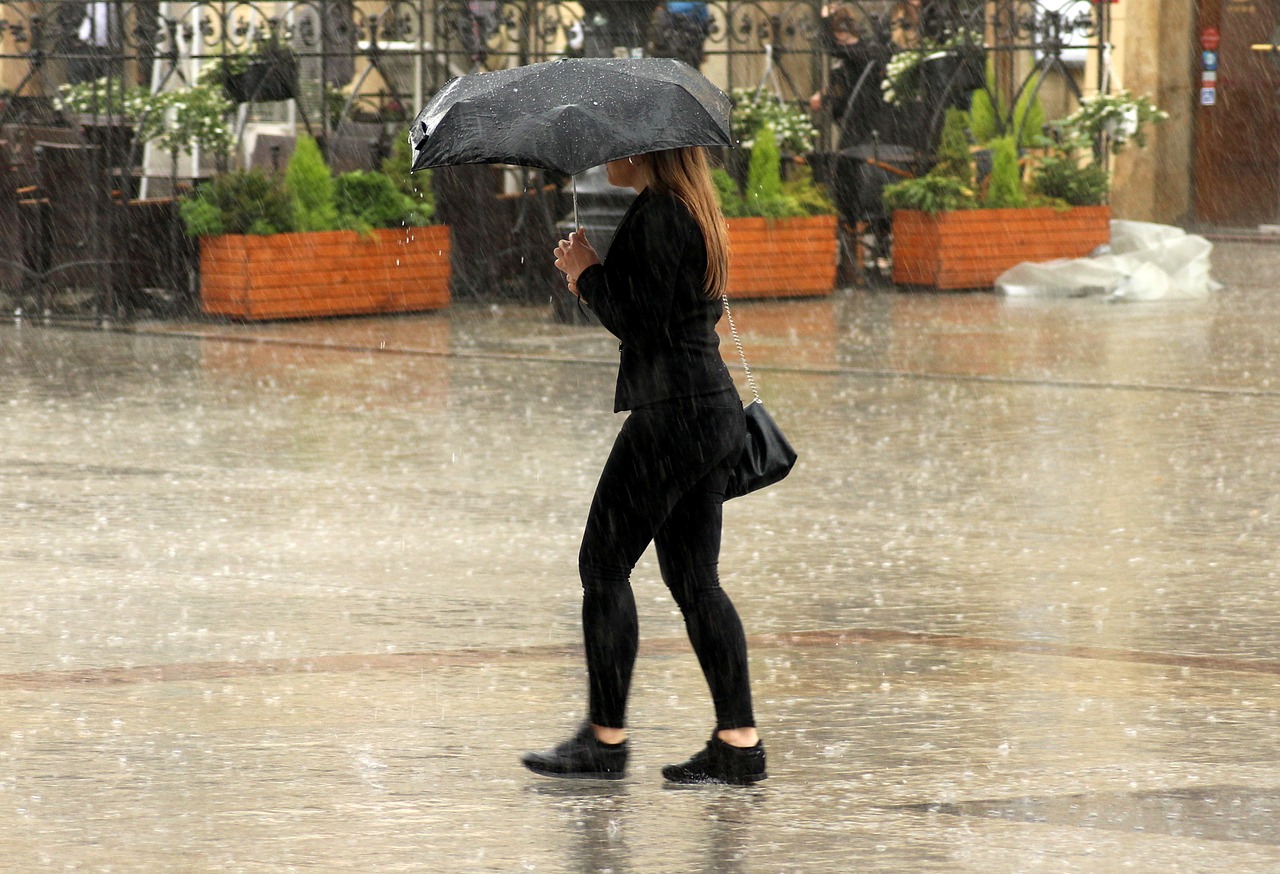 Lietaus,  Downpour,  Mergina,  Moteris,  Lietingą Mergina,  Skėtis,  Pagal Skėčio,  Orų,  Žmonės, Nemokamos Nuotraukos