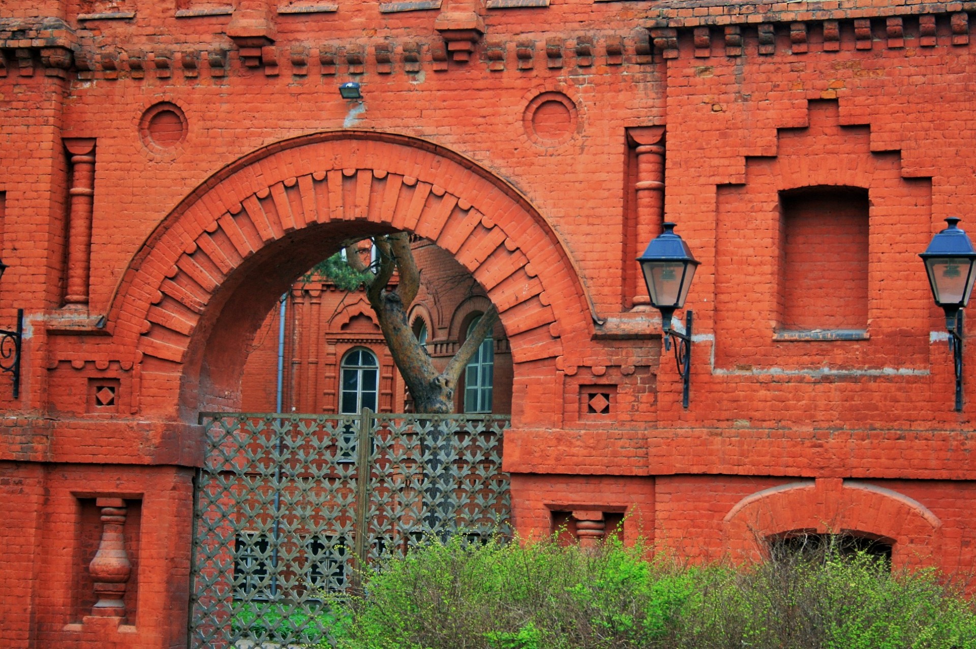 Siena,  Aukštas,  Plyta,  Raudona,  Tvirtas,  Ornate,  Raudona Plytų Siena Ir Vartai Parke, Nemokamos Nuotraukos,  Nemokama Licenzija