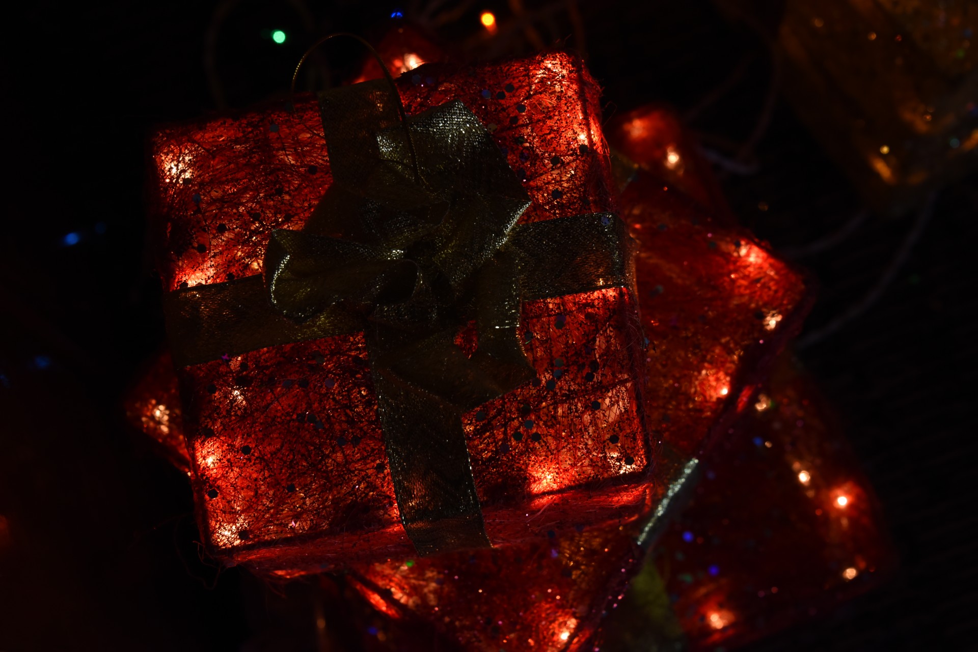 Paketas,  Pateikti,  Kalėdos,  Dėžė,  Apšviestas,  Ornamentas,  Apdaila,  Kvadratas,  Raudonas Pakabinamas Ornamentas, Nemokamos Nuotraukos