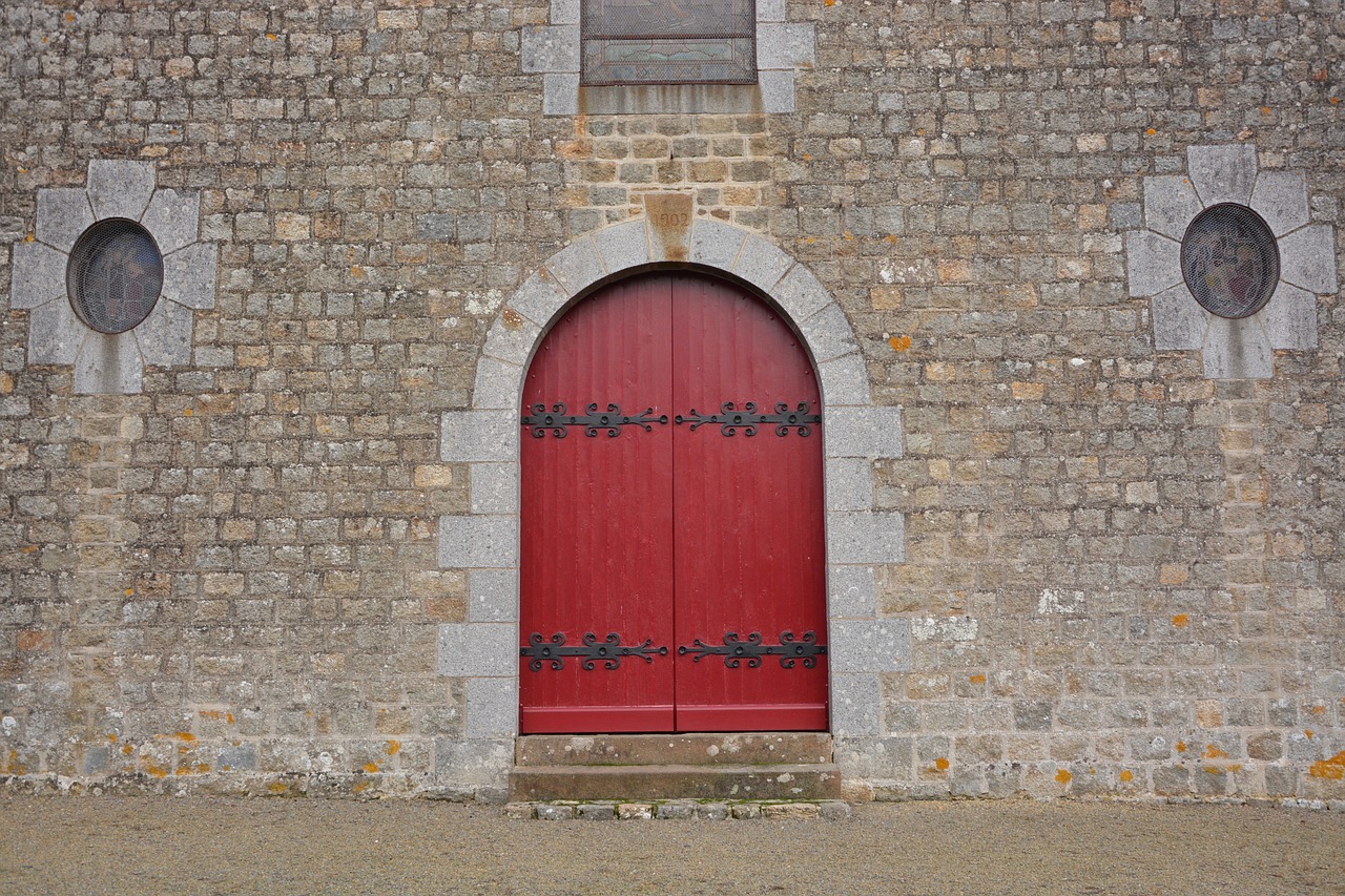 Raudona Portalas, Portalo Bažnyčia, Pastatai, Akmenys, Mediniai Vartai, Religinis, Durys, Bažnyčia, Brittany, Paveldas
