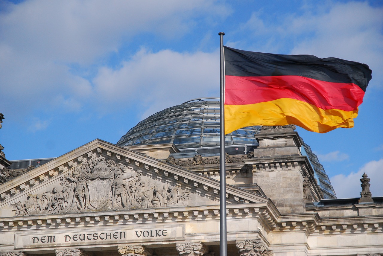 Reichstagas, Berlynas, Vyriausybės Pastatai, Bundestag, Mėlynas Dangus, Vėliava, Vokietija, Debesys, Pastatas, Architektūra