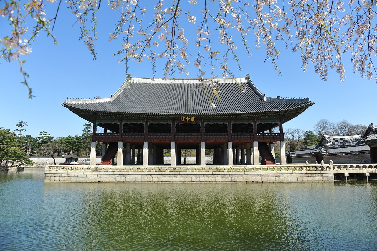 Korėjos Respublika, Seulas, Didelis Aukštis, Tradicinis, Seni Pastatai, Gyeongbok Rūmai, Gyeonghoeru, Kraštovaizdis, Beoc Gėlės, Stogo Čerpė
