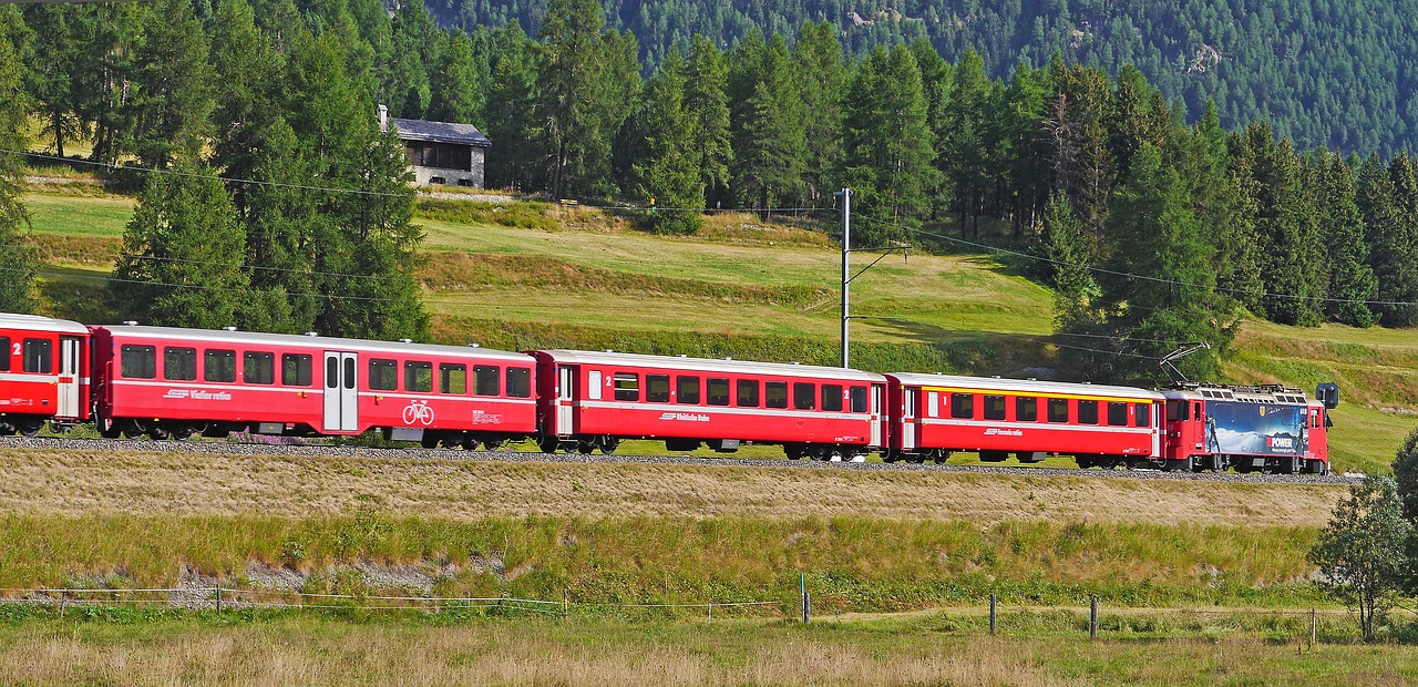 Rhaetian Geležinkeliai, Engadin, Vasaros Rytas, Šveicarija, Graubünden, Regioninis Traukinys, Kalnuose, Geležinkelio Linija, Geležinkelis, Alpių