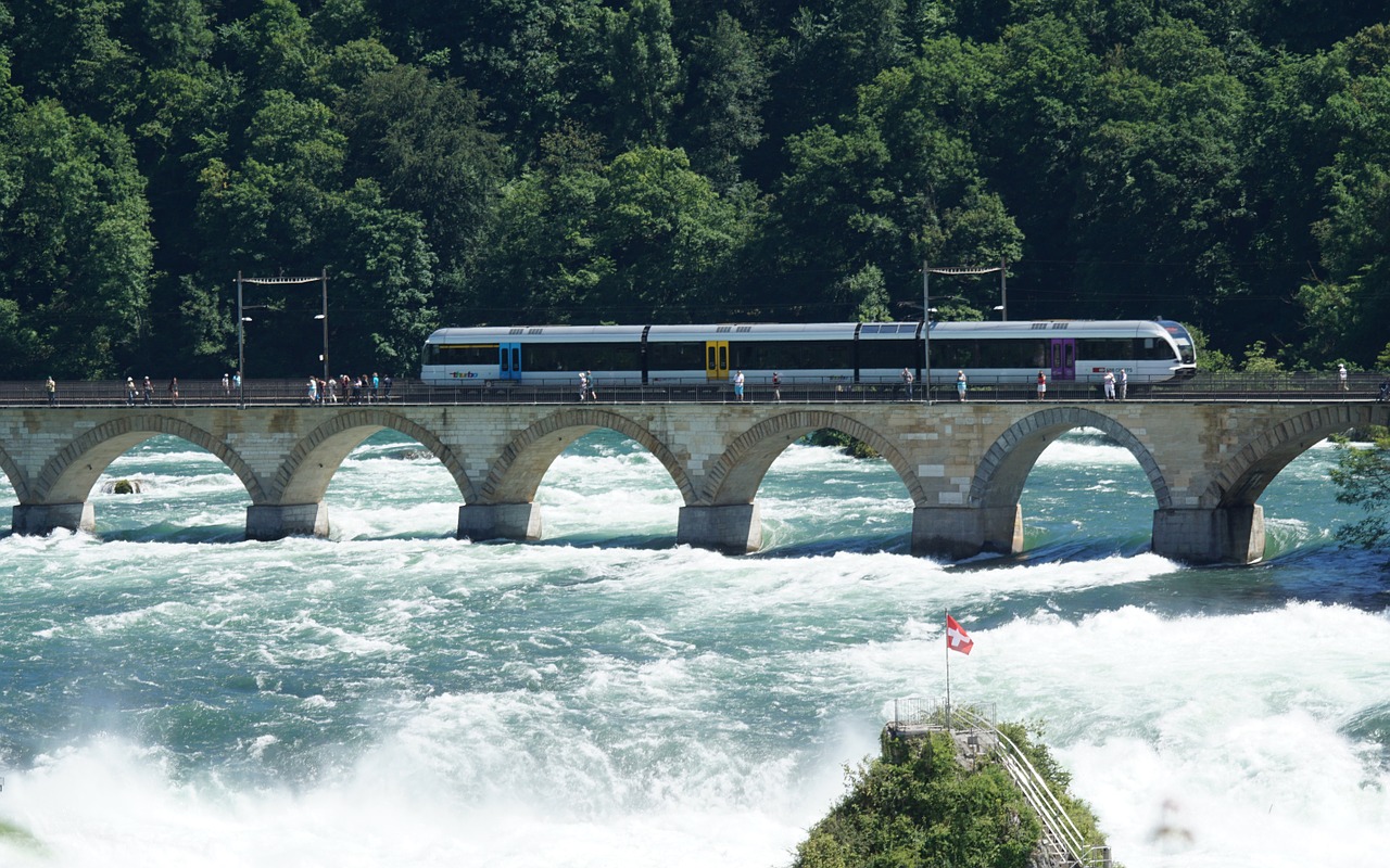 Reino Kritimas, Didelis Vanduo, Schaffhausen, Neuhausen Am Rheinfall, Vandens Masė, Rokas, Akmuo, Lėtas Uolos, Geležinkelio Tiltas, Rinas