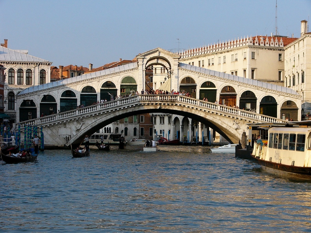 Rialto Tiltas, Kanalas, Vanduo, Venecija, Italy, Valtys, Turistai, Bažnyčia, Bokštas, Gondolos