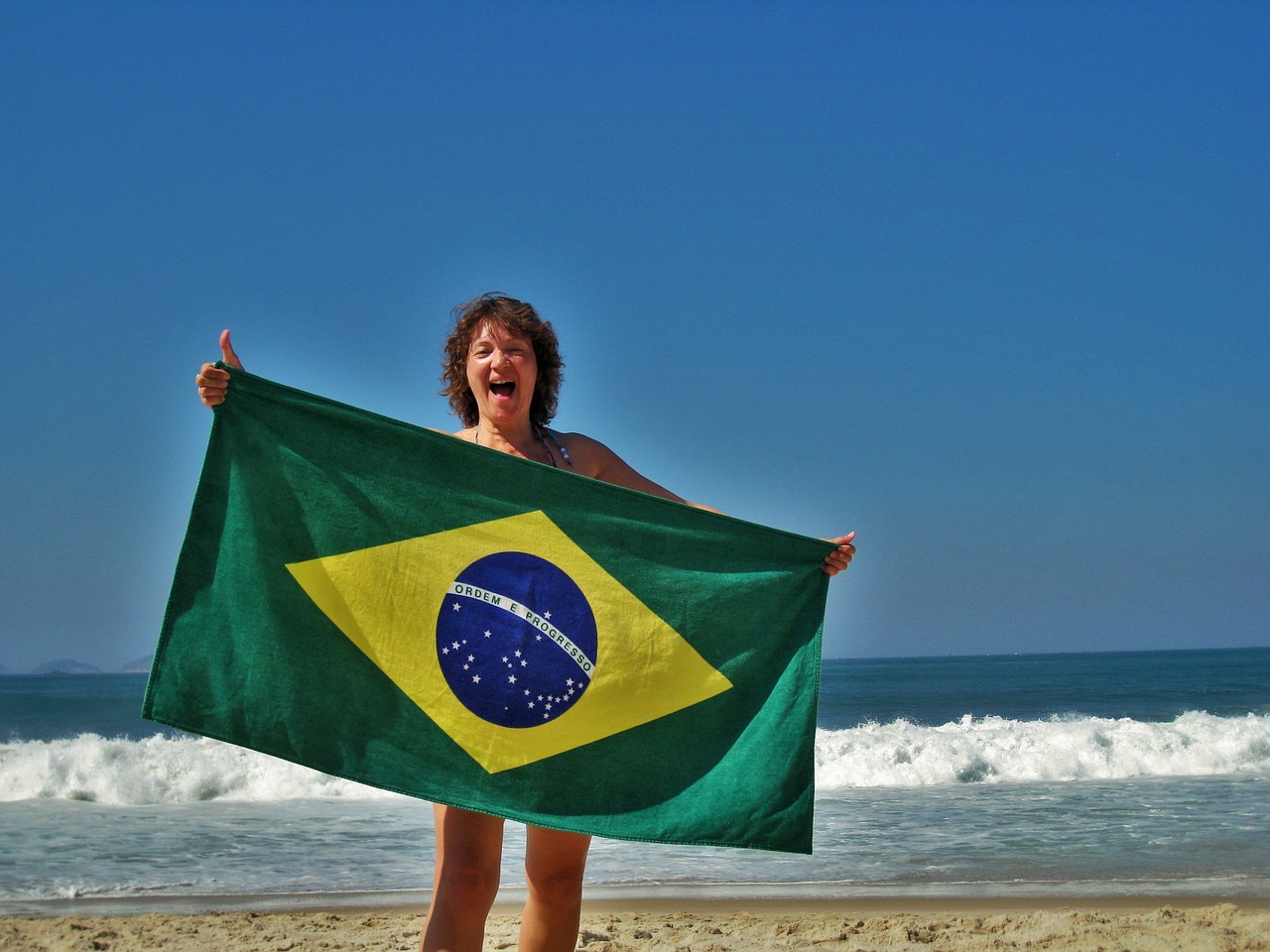 Rio, Copacabana, Papludimys, Šventė, Saulė, Mėlynas Dangus, Moteris, Vonios Lakštai, Brazilijos Vėliava, Rio De Žaneiras