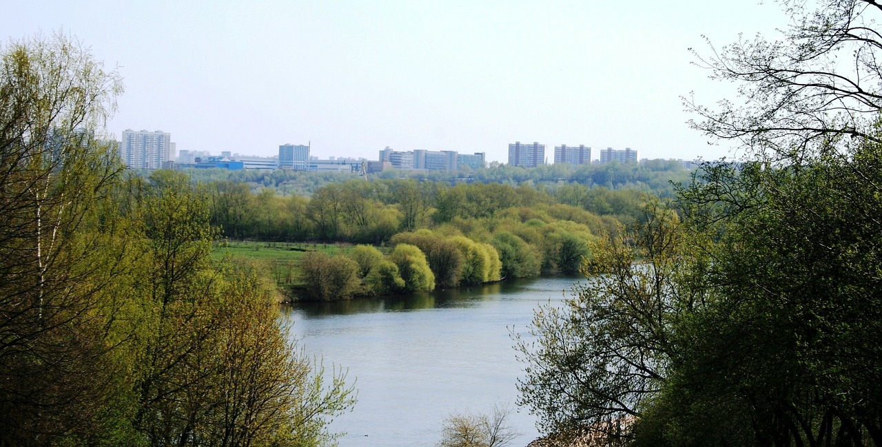 Upė, Moscow, Rusija, Vanduo, Mėlynas Dangus, Dienos Metu, Gamta, Lauke, Žali Medžiai, Žalieji Krūmai