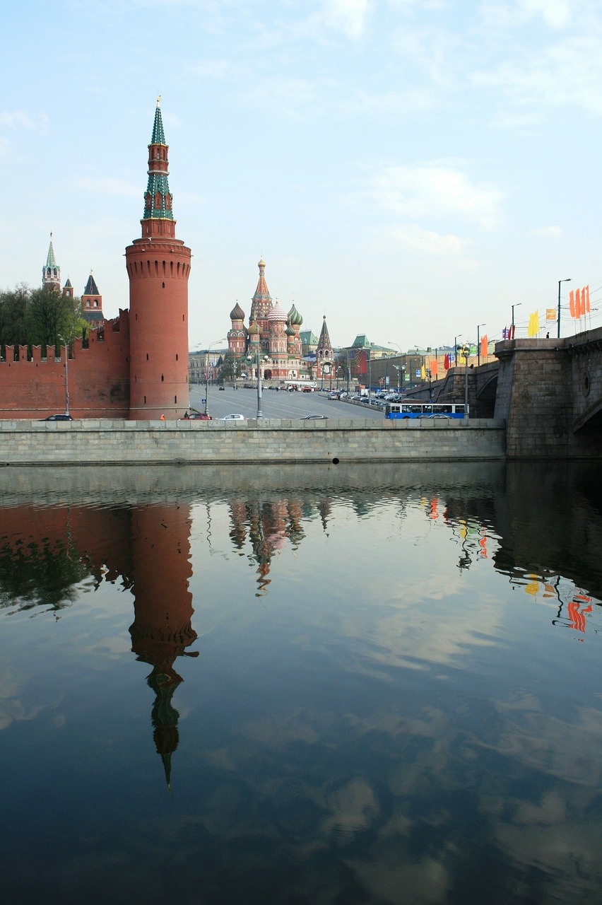 Upė, Moscow, Rusija, Vanduo, Mėlynas Dangus, Dienos Metu, Istorinis, Miesto Centras, Atspindys, Kremliaus Siena