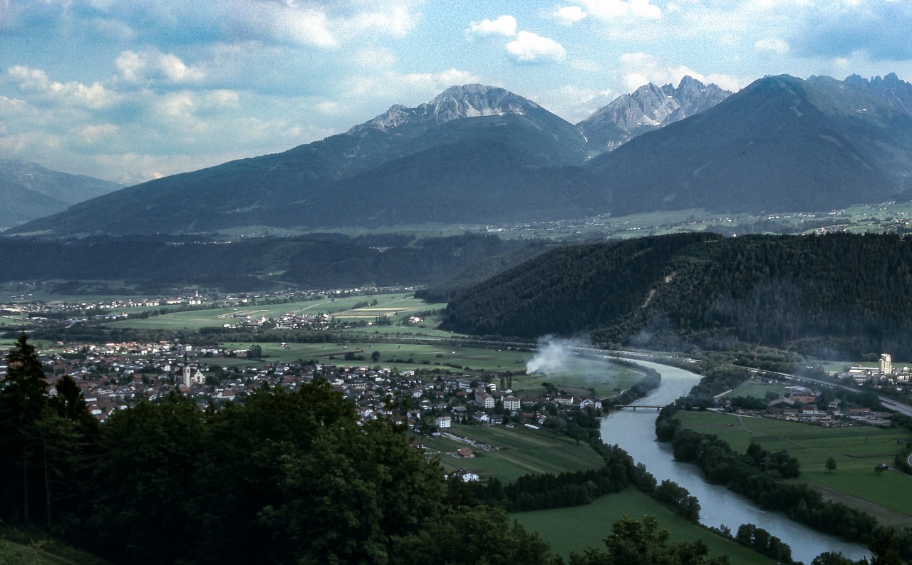 Upė, Vanduo, Žalias, Žolė, Medžiai, Namai, Kaimas, Kalnas, Highland, Kraštovaizdis