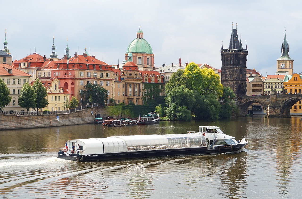 Upė,  Valtis,  Praha,  Čekija,  Tiltas,  Bokštas,  Medis,  Krantinė,  Vltava,  Namas