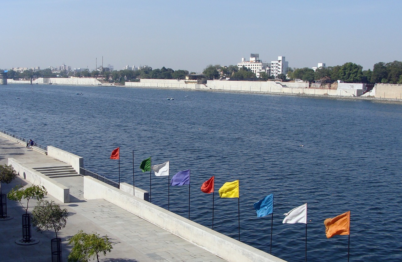 Upė, Sabarmati, Upės Pakrantė, Poilsis, Miesto Panorama, Upės Krantas, Turizmas, Gujaratas, Ahmedabadas, Indija